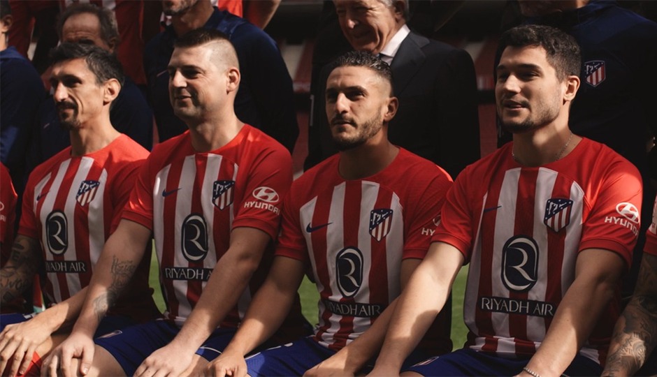 Two Atleti fans posed with our players in the official team photo